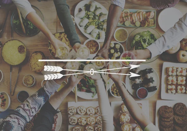食品と矢印を持つテーブル — ストック写真