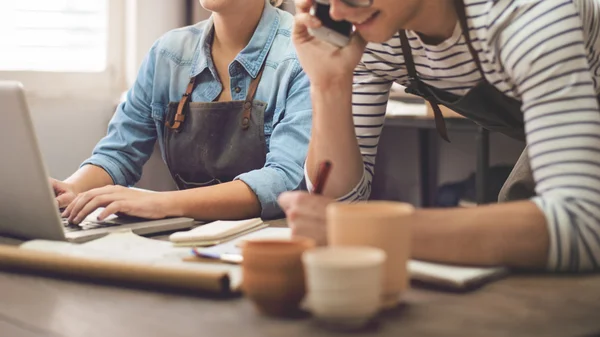 Hombre y mujer trabajando — Foto de Stock