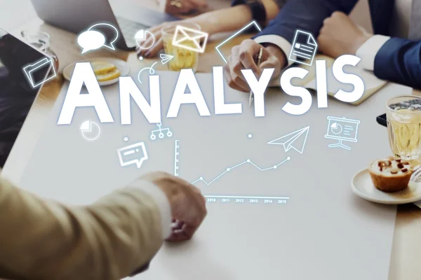 Personas discutiendo sobre Análisis —  Fotos de Stock