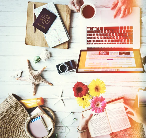 Homem navegando no laptop — Fotografia de Stock