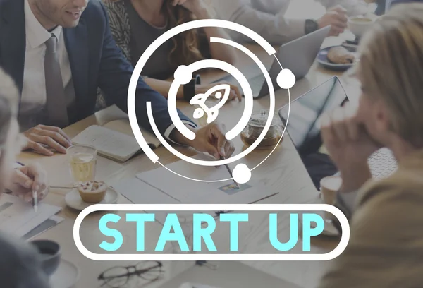 Pessoas discutindo sobre start up — Fotografia de Stock