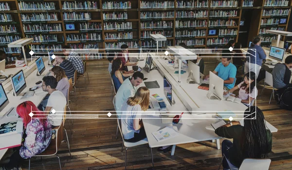 Estudantes usando computadores na biblioteca universitária — Fotografia de Stock