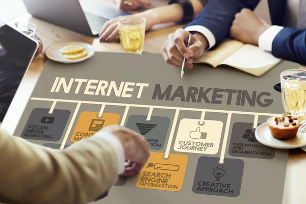 People discussing about Internet Marketing — Stock Photo, Image