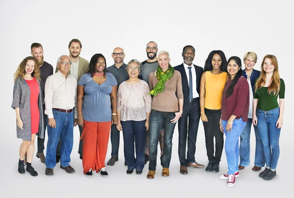 Grupo de Diversas Pessoas abraçando — Fotografia de Stock