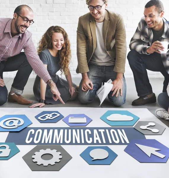 Designers travaillant avec affiche et communication — Photo