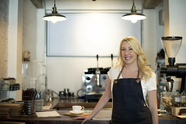 Barista kocht Kaffee im Café — Stockfoto