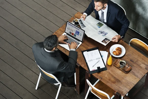 Les hommes d'affaires en réunion ont une discussion — Photo