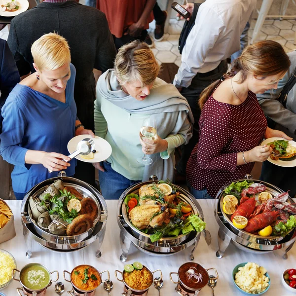 Persone che mangiano cibo reception — Foto Stock