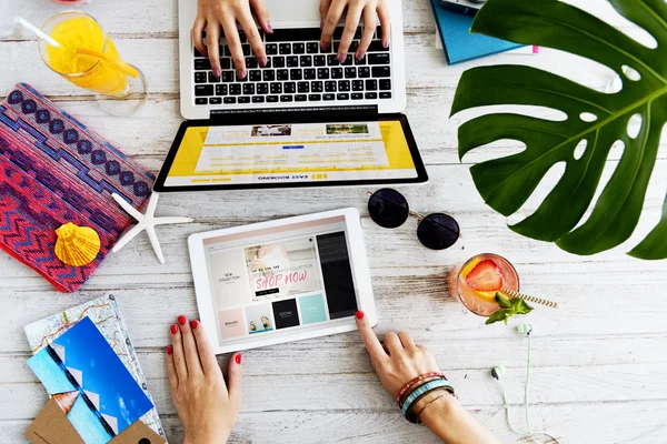 Vrouwen aan mooie werkplek tafel — Stockfoto