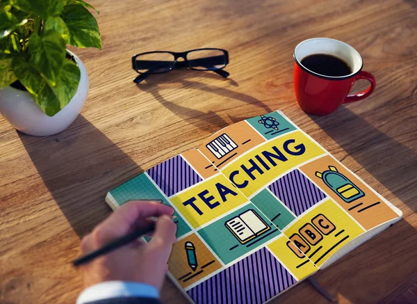 Hombre de negocios escribiendo en cuaderno —  Fotos de Stock