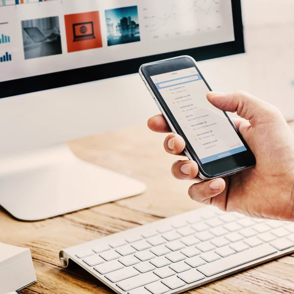 Geschäftsmann arbeitet im Büro — Stockfoto