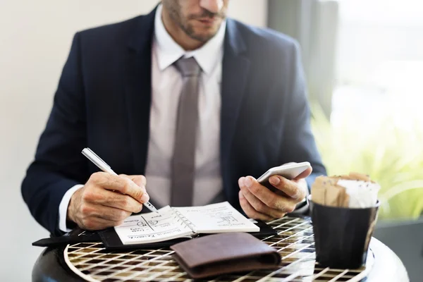 Empresário tempo de verificação — Fotografia de Stock