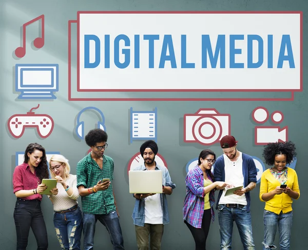 Elevene bruker forskjellig digitalt utstyr – stockfoto