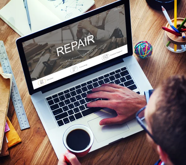 Man met laptop — Stockfoto