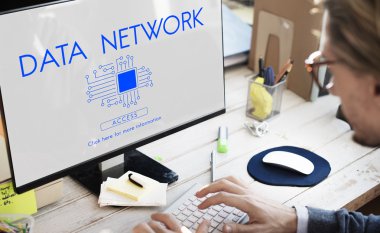 Bilgisayar klavyesinde yazan iş adamı