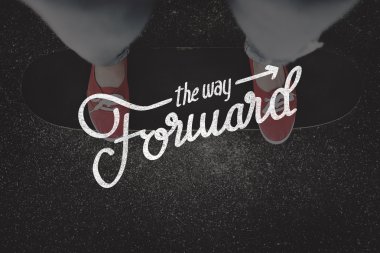 kadının bacakları Kırmızı Ayakkabı kaykay üzerinde