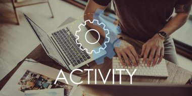 klavyede yazarak adam