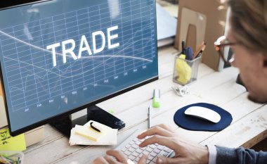 Bilgisayar klavyesinde yazan iş adamı