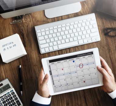 Ofiste çalışan bir işadamı.