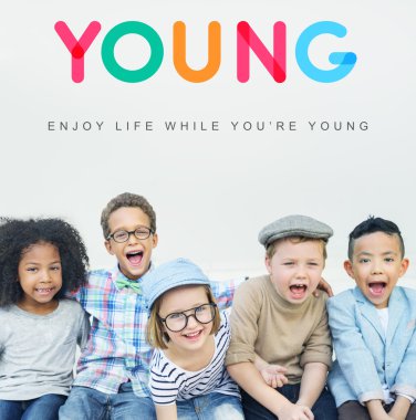 Gülümseyen ve oynayan neşeli çocuklar 