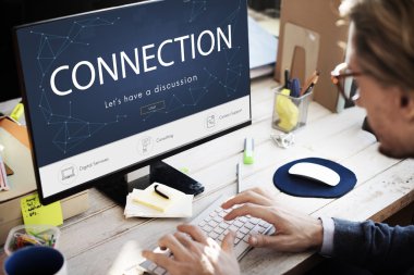 Bilgisayar klavyesinde yazan iş adamı