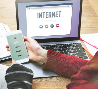 Eğitim ve dizüstü bilgisayar kullanarak kızlar