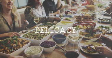 masada oturan ve yeme insanlar