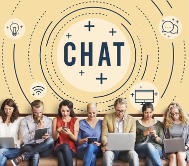 aygıtlar ve sohbet ile insanlar oturup