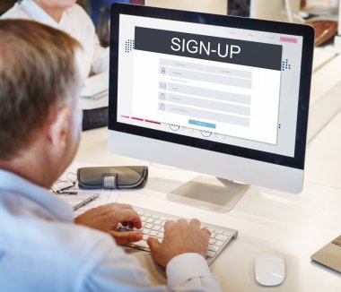 Olgun iş adamı bilgisayarda çalışıyor.