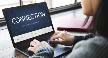 Dizüstü bilgisayarla çalışan kadın