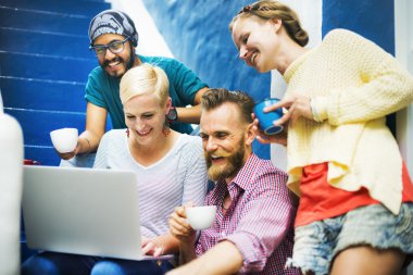 arkadaşlar dijital dizüstü bilgisayar kullanarak