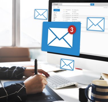 bilgisayar Office ile çalışan kişi