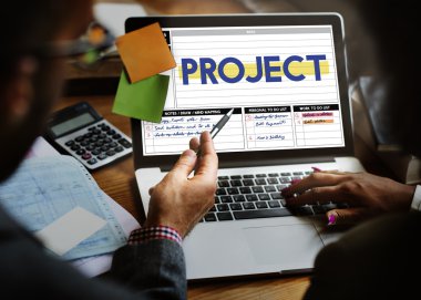 İş adamları ile dizüstü tartışıyor