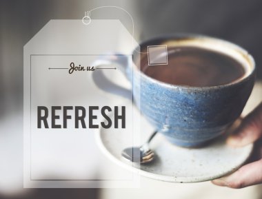 Bir fincan kahve tutan kadın.