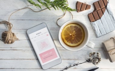 Limon çayı ve cep telefonu konsepti