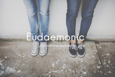 Kızlar duvara yakın daimi