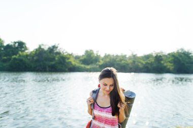 Sevimli kız sırt çantası ile seyahat 