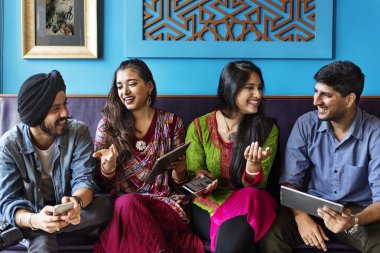 Dijital devises insanlarla Hint