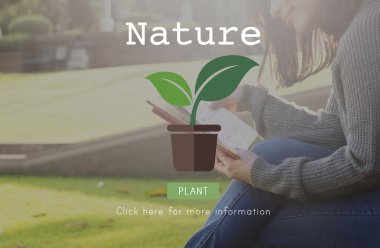 Günlüğe notlar yazan kadın