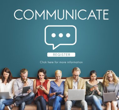 aygıtları ve iletişim ile insanlar oturup