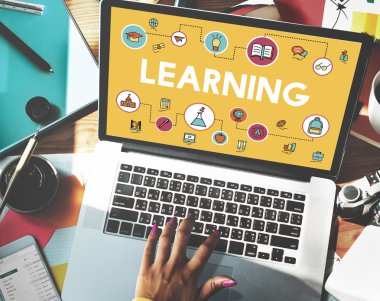 Ofiste laptop kullanan bir kadın