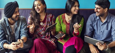 Dijital devises insanlarla Hint