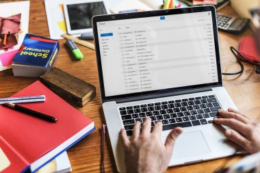 Dizüstü bilgisayarla çalışan adam