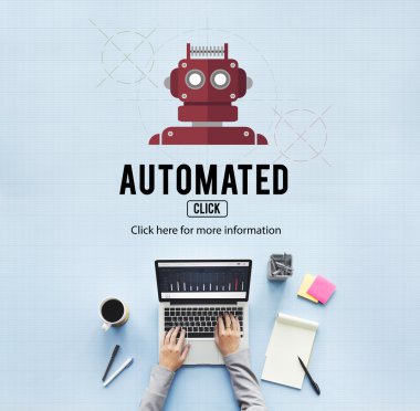 laptop ile çalışan kişi 