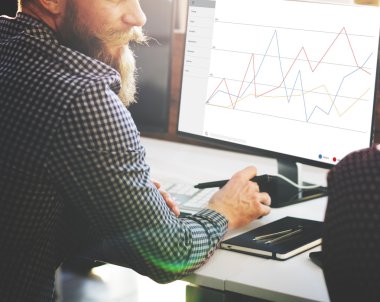 İşadamı üstünde bilgisayar grafik ile çalışma