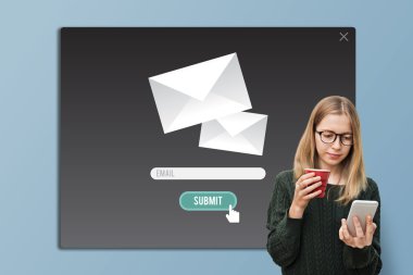 Akıllı telefon kullanan genç güzel kız