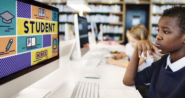 Bilgisayarla okuyan çocuklar