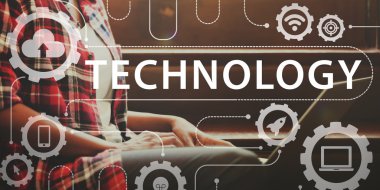 laptop ile çalışan kişi