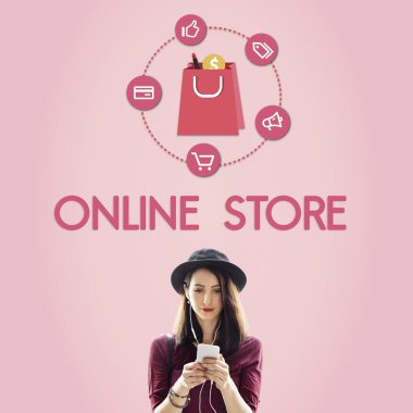 Akıllı telefon tarama şapkalı kadın