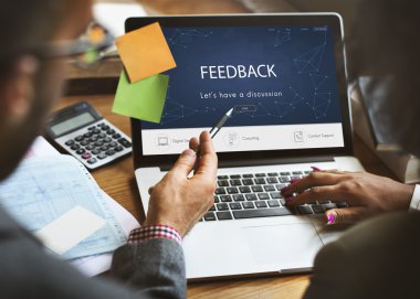 İş adamları ile dizüstü tartışıyor